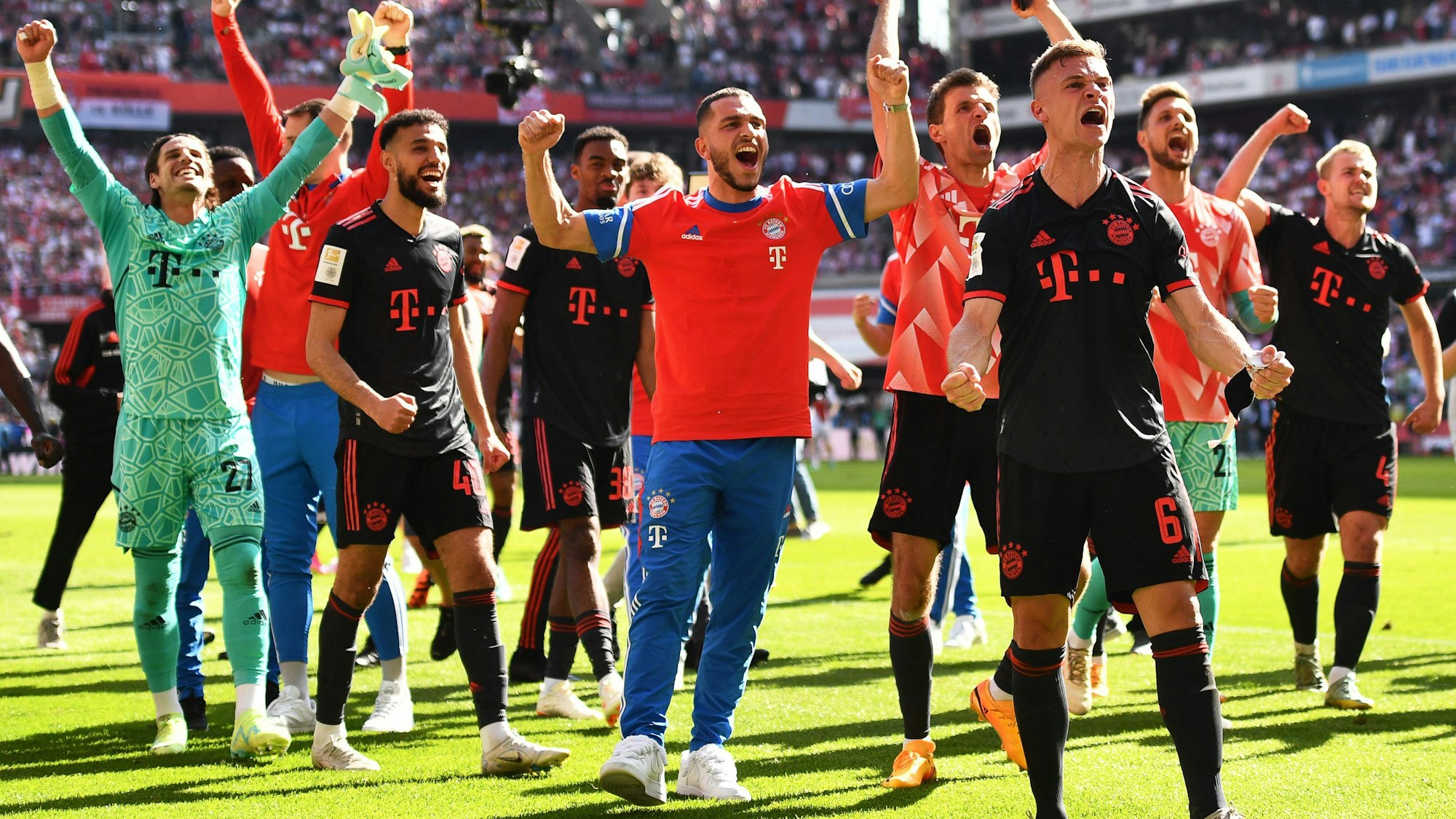 Die Spieler des FC Bayern jubeln nach der gewonnenen deutschen Meisterschaft.