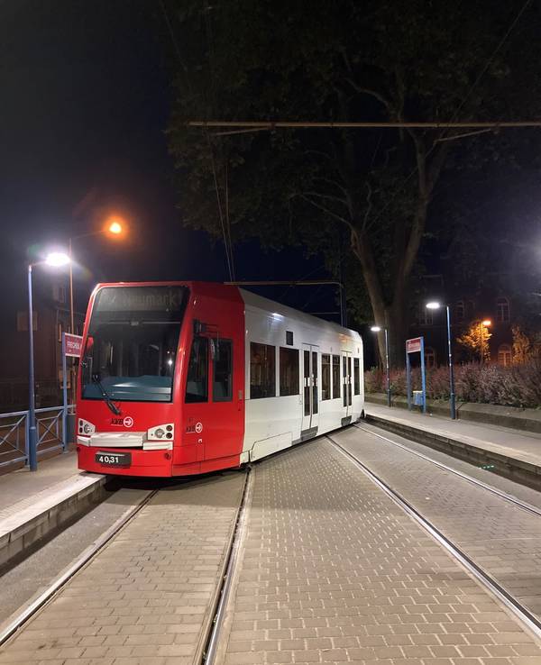 Der Bahnwaggon ist aus den Schienen gesprungen und steht quer.