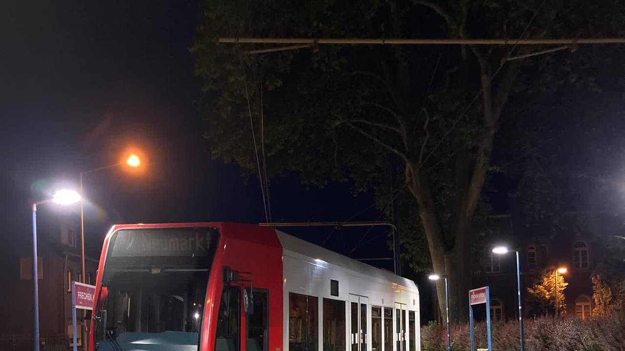 Der Bahnwaggon ist aus den Schienen gesprungen und steht quer.