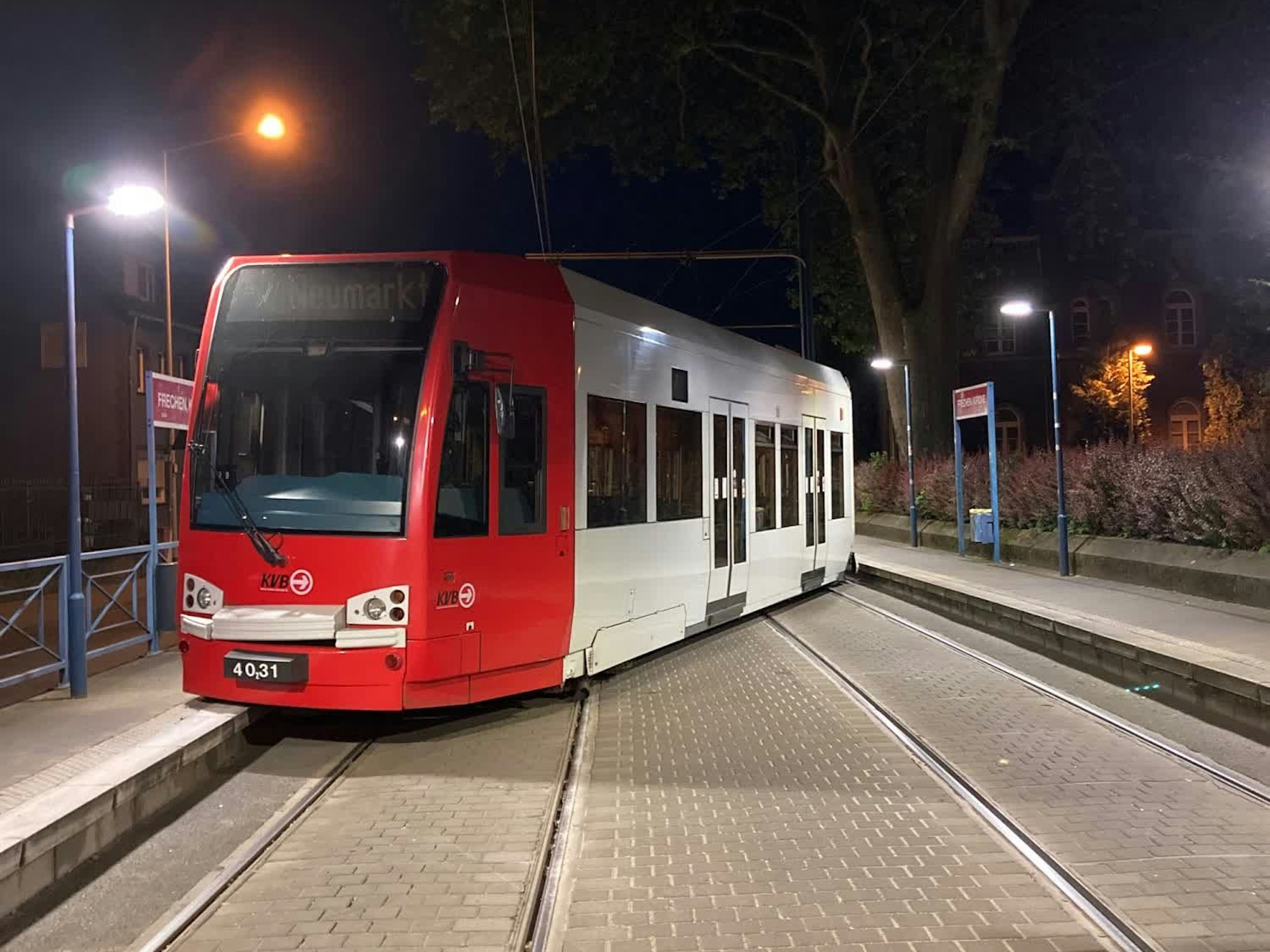 Der Bahnwaggon ist aus den Schienen gesprungen und steht quer.