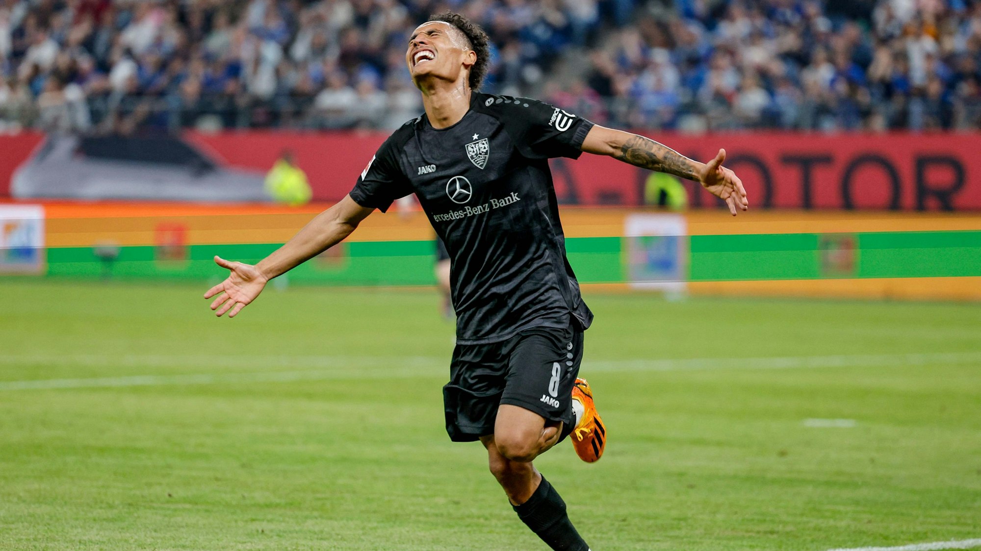 Stuttgarts Enzo Millot freut sich über seinen Treffer.