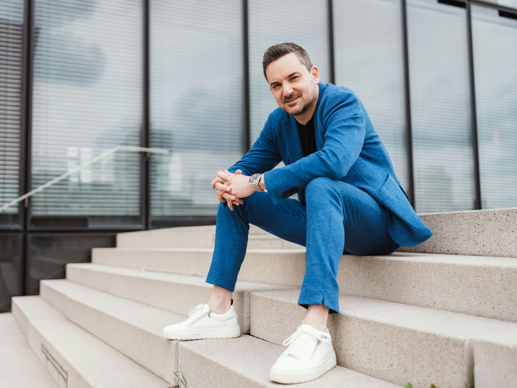 Björn Lindert posiert für den Fotografen.