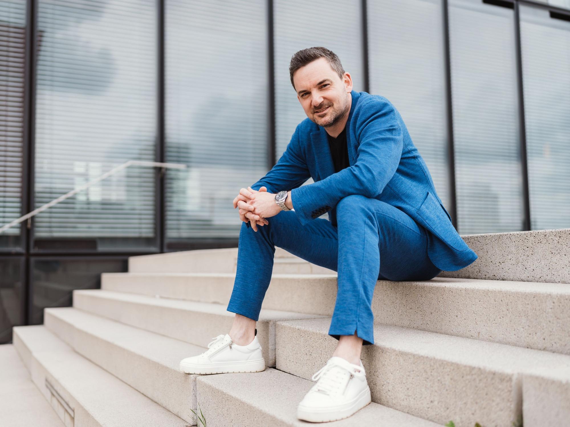 Björn Lindert posiert für den Fotografen.