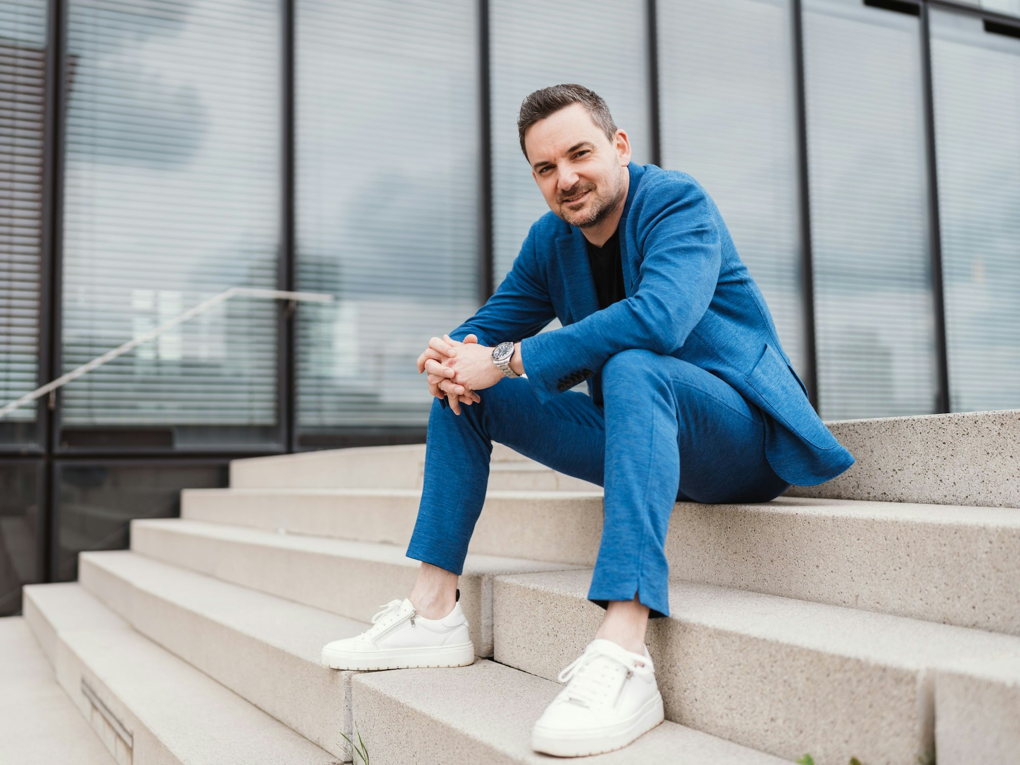 Björn Lindert posiert für den Fotografen.