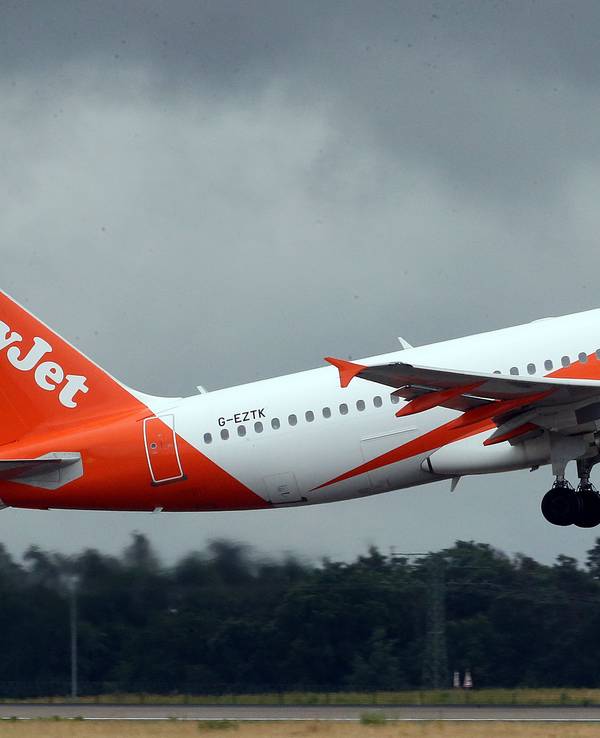 Ein Airbus A320 der easyJet startet von einem Flughafen aus.
