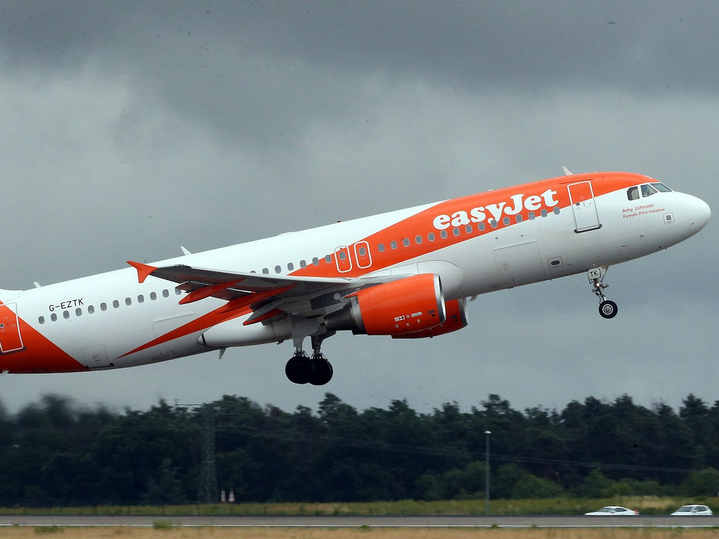 Ein Airbus A320 der easyJet startet von einem Flughafen aus.