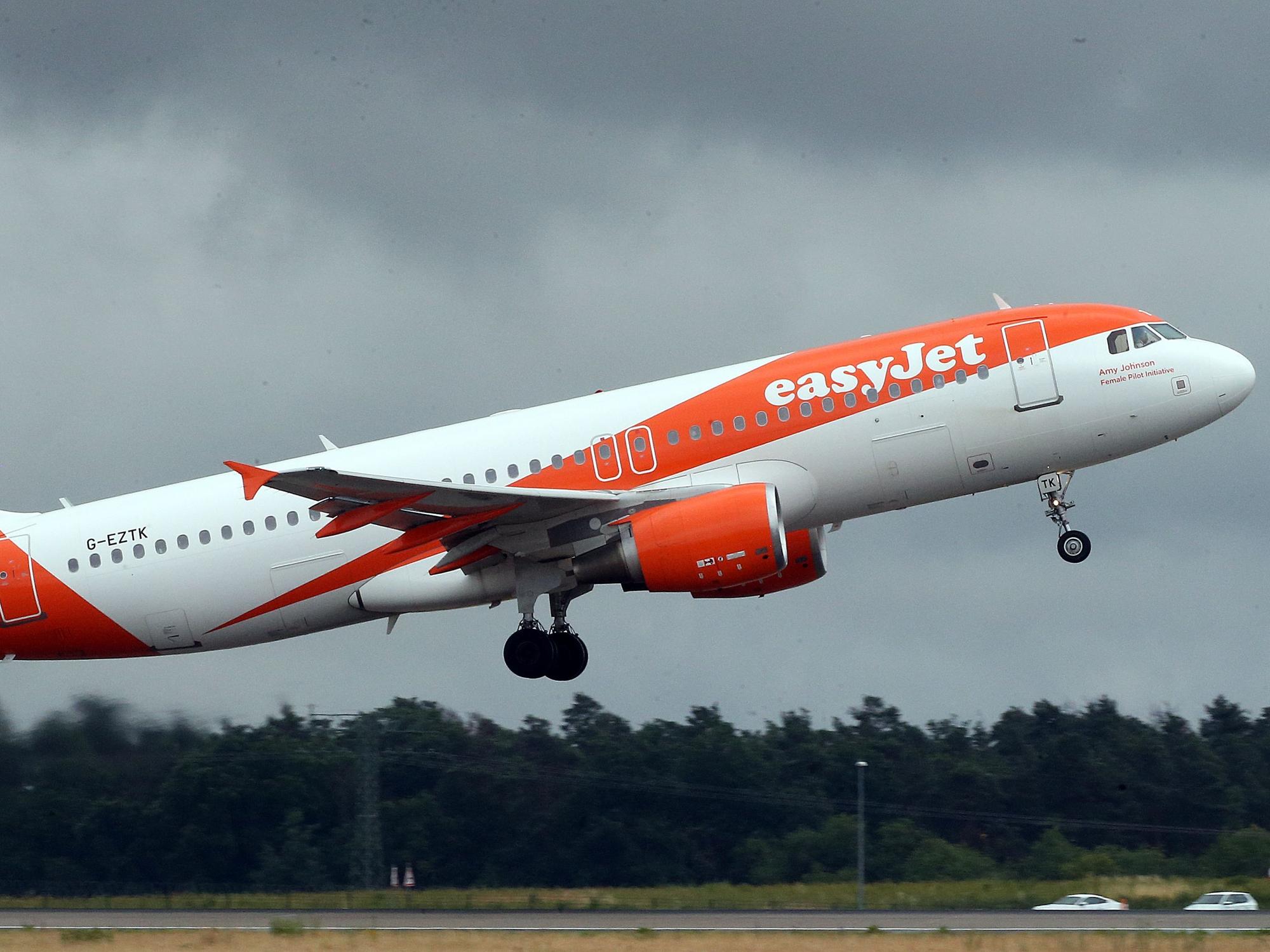 Ein Airbus A320 der easyJet startet von einem Flughafen aus.