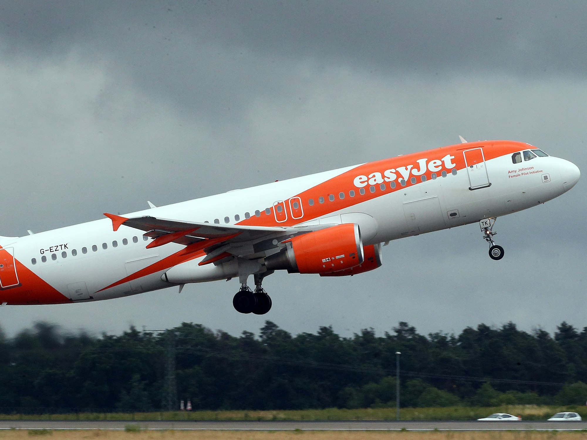Ein Airbus A320 der easyJet startet von einem Flughafen aus.