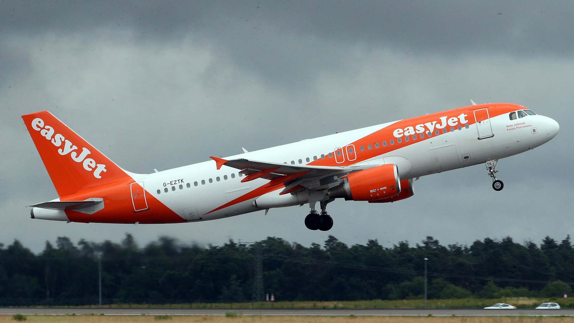 Ein Airbus A320 der easyJet startet von einem Flughafen aus.