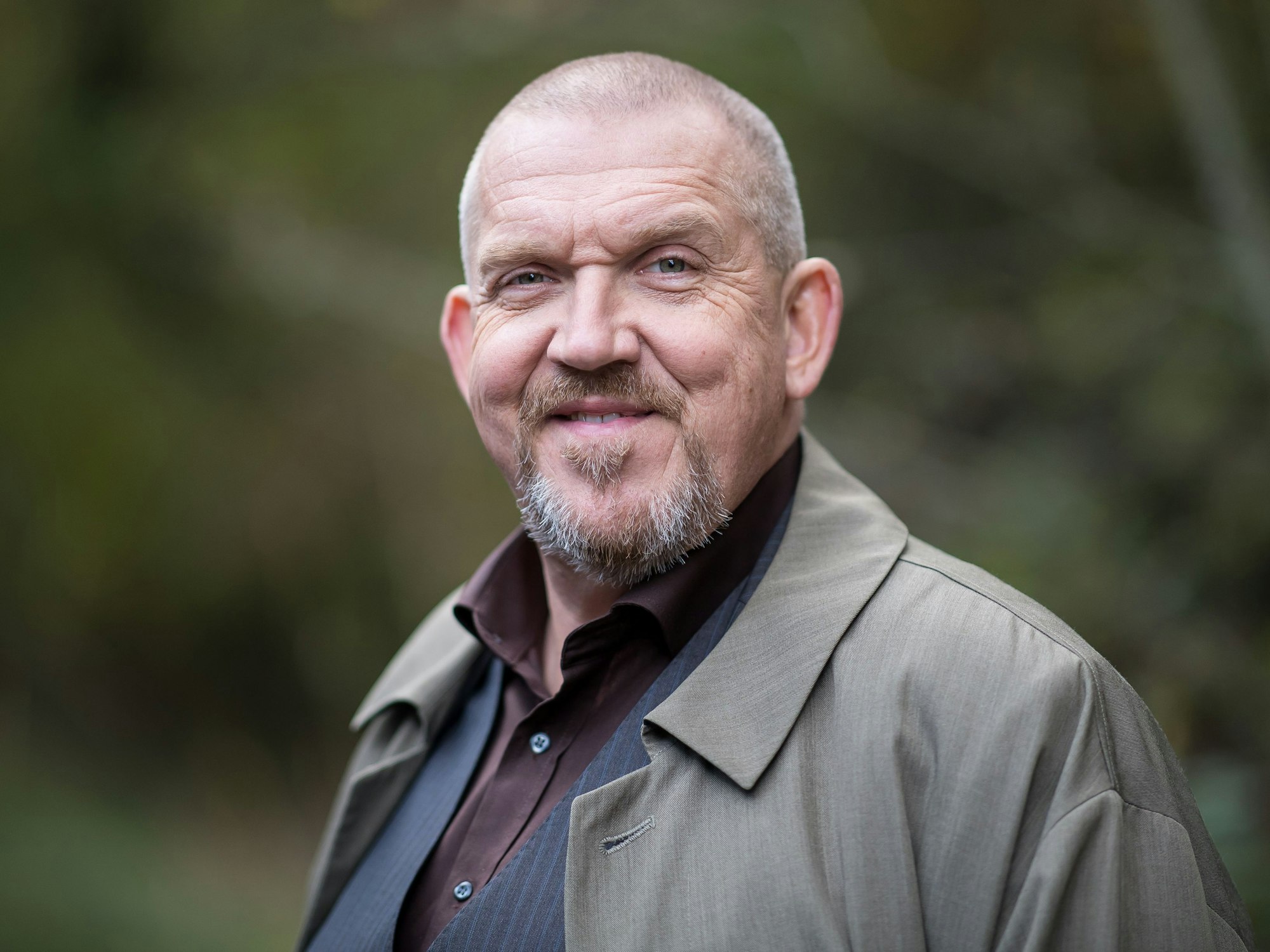 Der Schauspieler Dietmar Bär lacht in die Kamera.