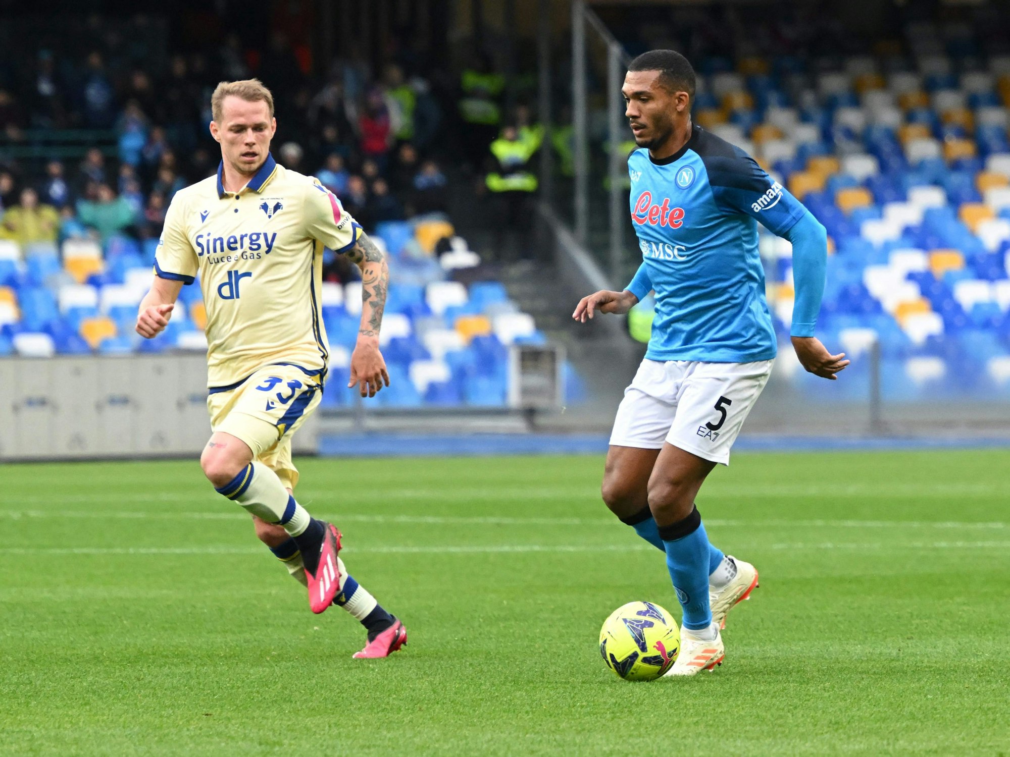 Ondrej Duda im Zweikampf mit Juan Jesus.