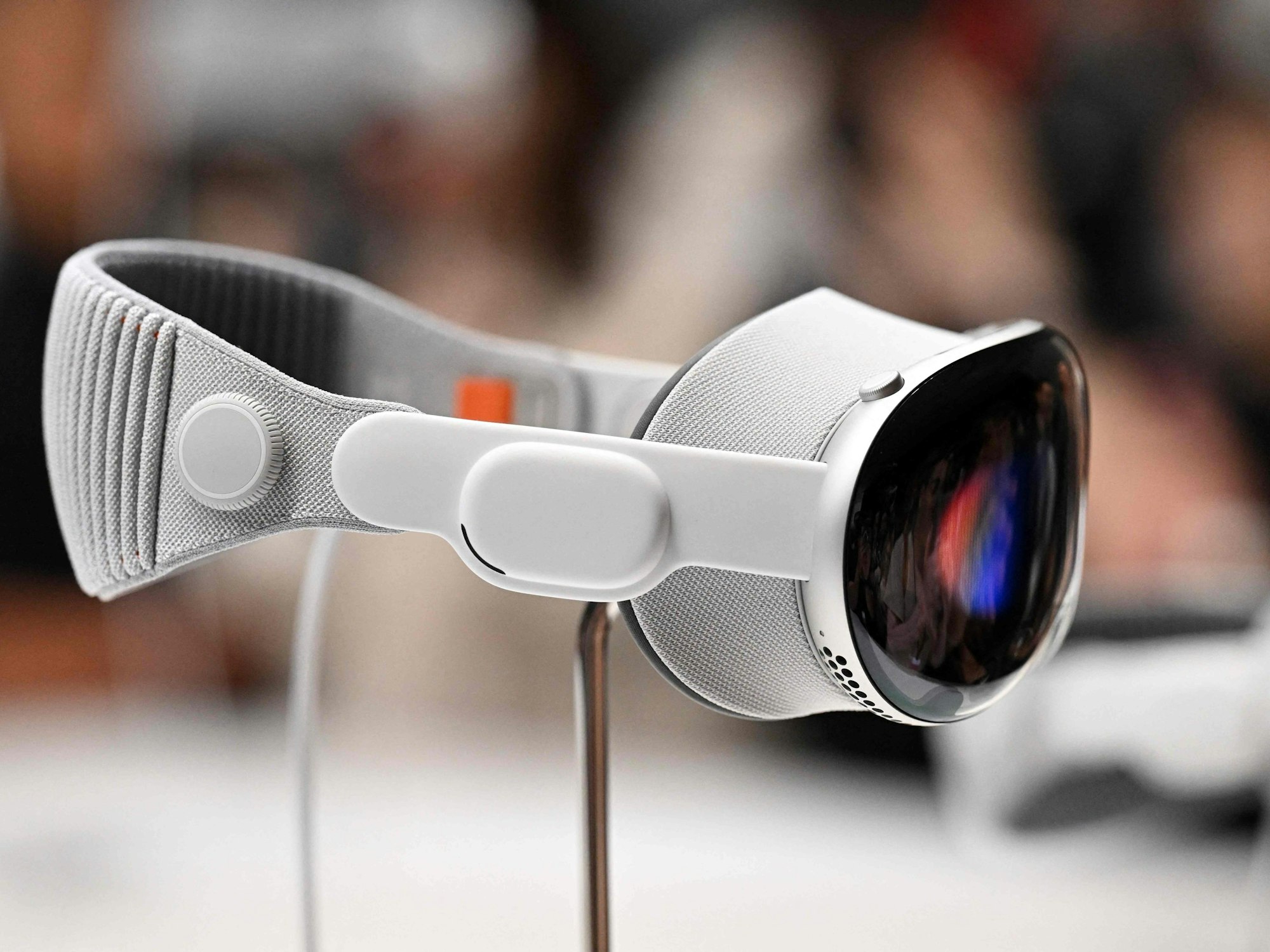 Apples neues Vision Pro Virtual-Reality-Headset wird während Apples Worldwide Developers Conference (WWDC) auf dem Apple Park Campus in Cupertino, Kalifornien, am 5. Juni 2023 gezeigt.