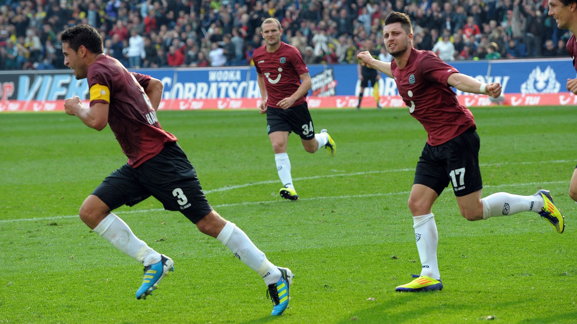 Karim Haggui (l.), Konstantin Rausch und Moritz Stoppelkamp bejubeln ein Tor.