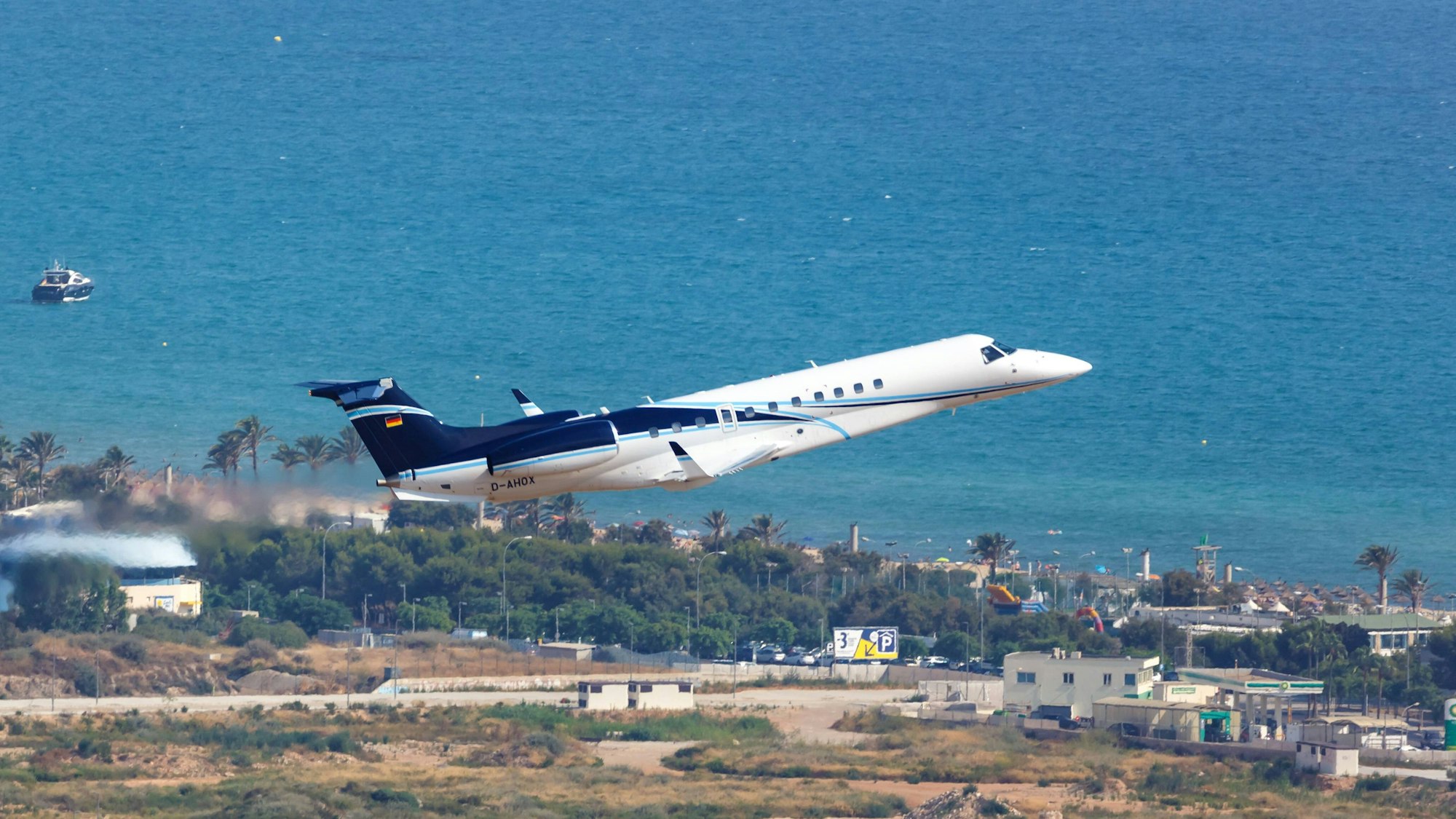 Ein Flugzeug des Typs Embraer ERJ-135BJ Legacy 650 der Air Hamburg startet am 21. Juli 2018 vom Flughafen Palma de Mallorca (PMI) in Spanien.