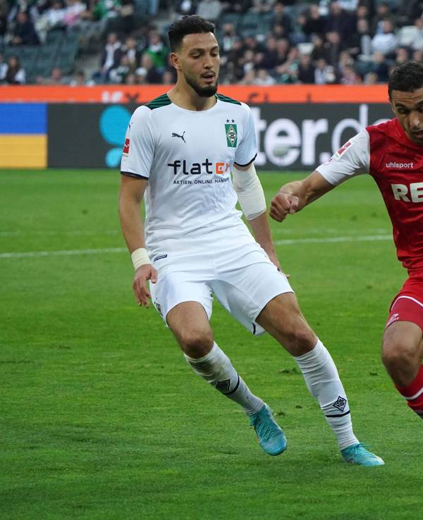 Ellyes Skhiri behauptet den Ball gegen Ramy Bensebaini.