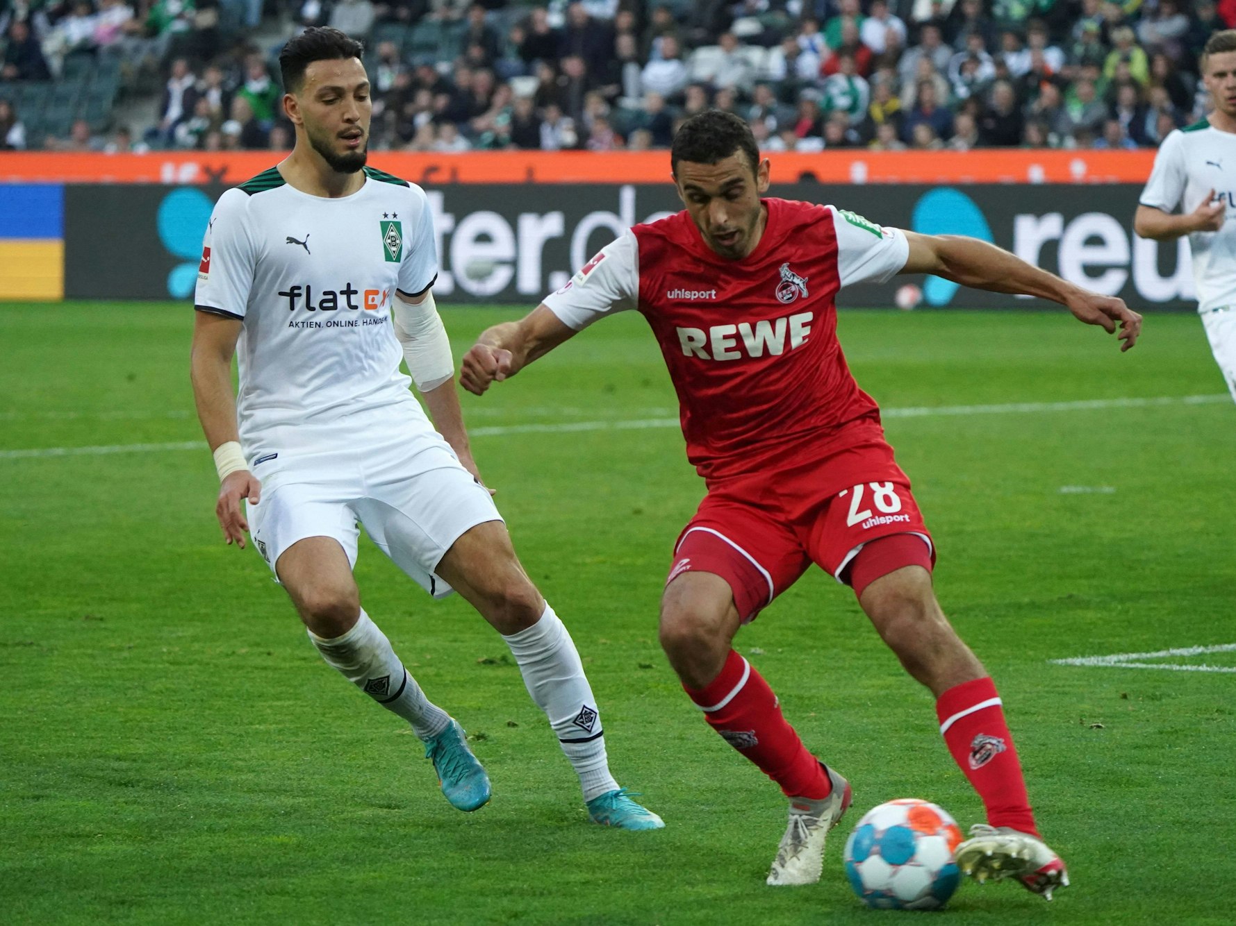 Ellyes Skhiri behauptet den Ball gegen Ramy Bensebaini.