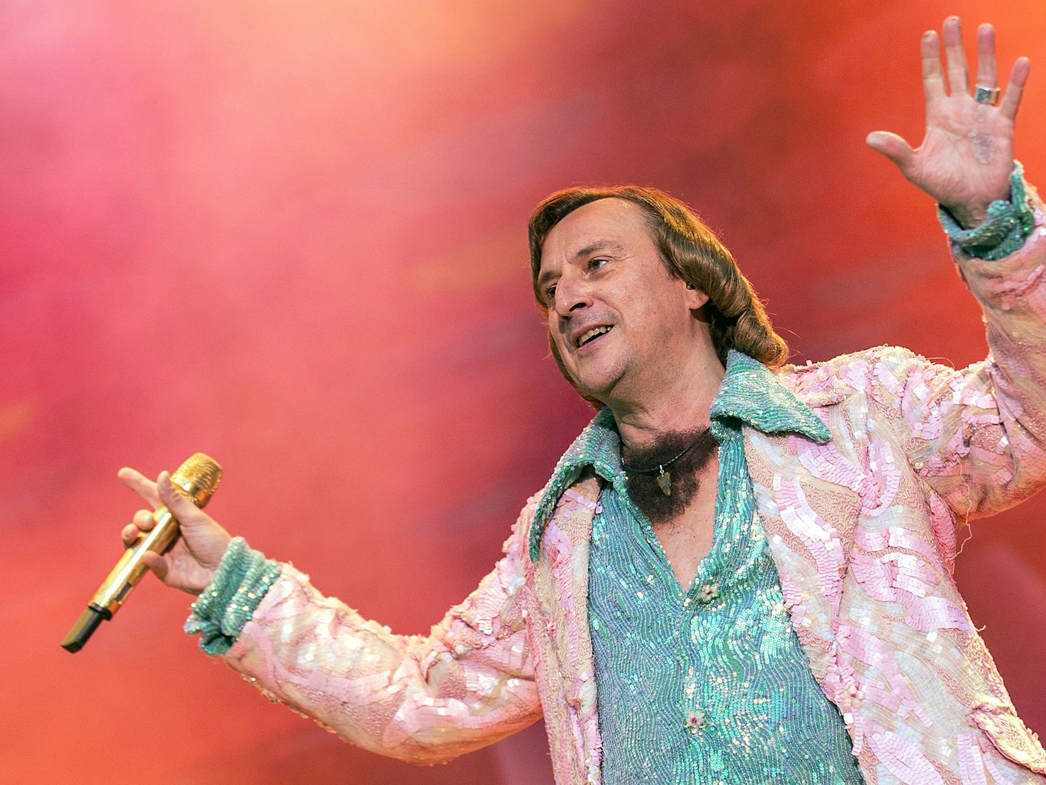 Schlagersänger Dieter Thomas Kuhn singt bei seinem Auftritt in der Waldbühne vor 15.000 Fans.