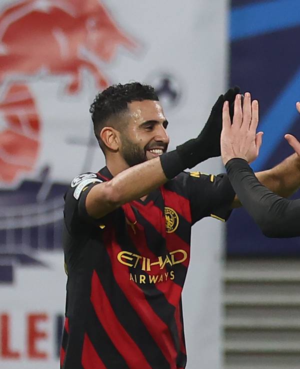 Manchester Citys Riyad Mahrez feiert mit Jack Grealish nach einem Tor.
