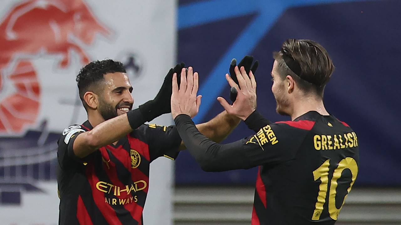 Manchester Citys Riyad Mahrez feiert mit Jack Grealish nach einem Tor.