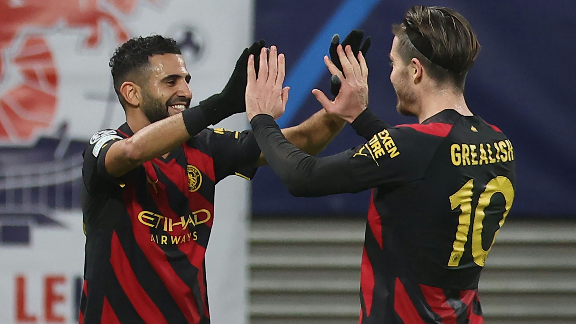 Manchester Citys Riyad Mahrez feiert mit Jack Grealish nach einem Tor.