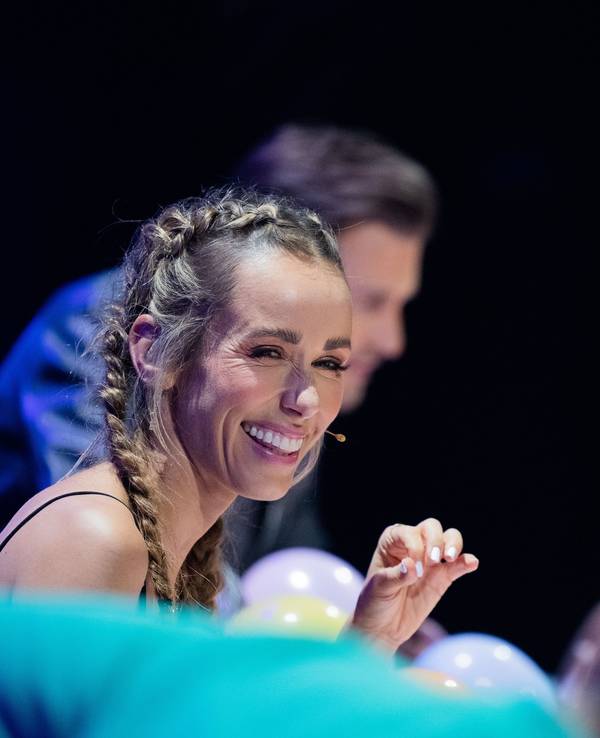 Annemarie Carpendale aus dem Rateteam sitzt in der ProSieben-Show „The Masked Dancer“.