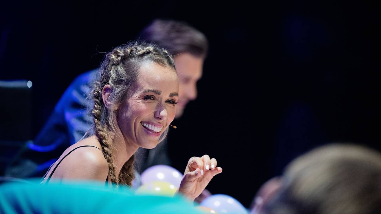 Annemarie Carpendale aus dem Rateteam sitzt in der ProSieben-Show „The Masked Dancer“.