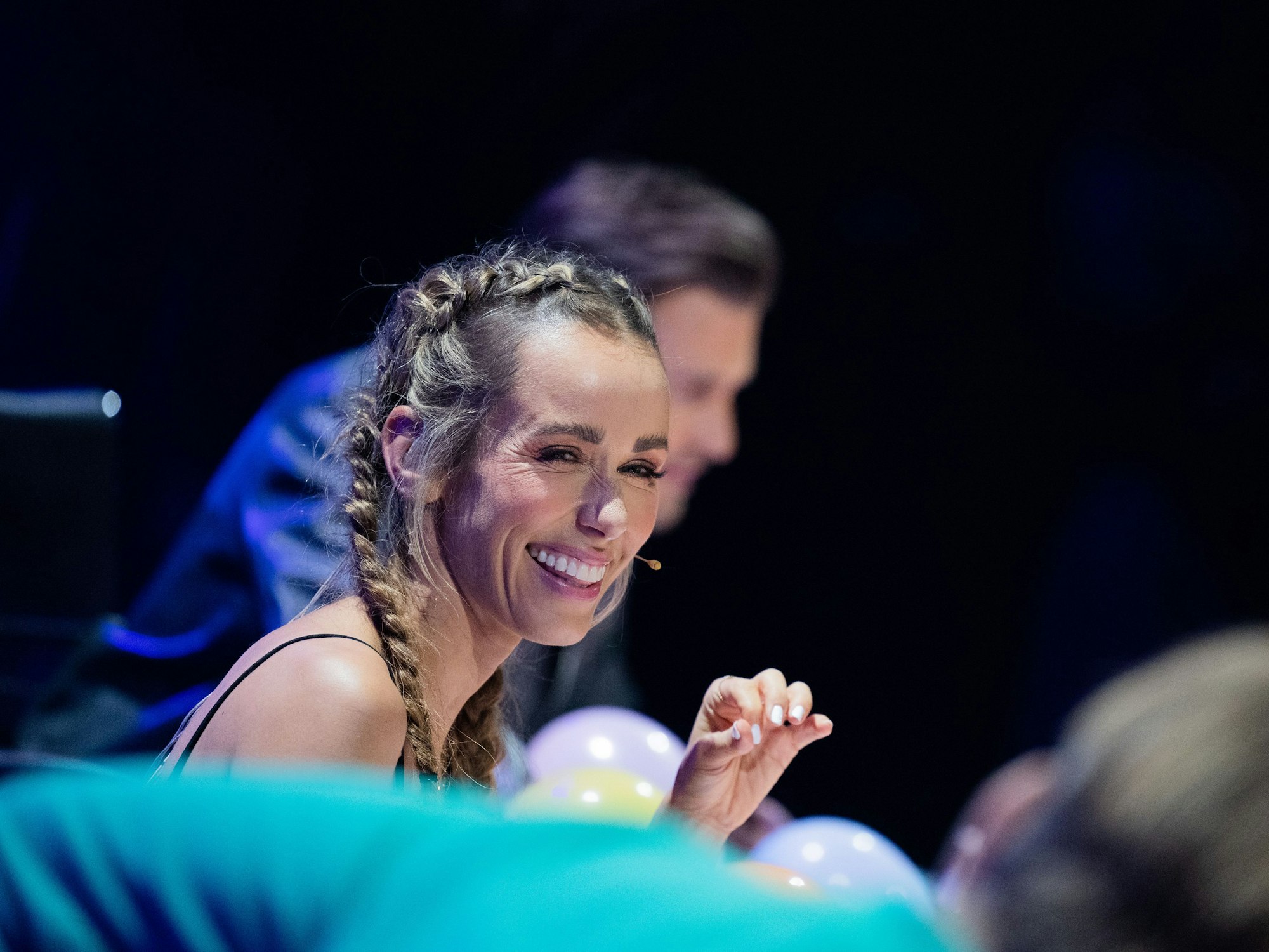 Annemarie Carpendale aus dem Rateteam sitzt in der ProSieben-Show „The Masked Dancer“.