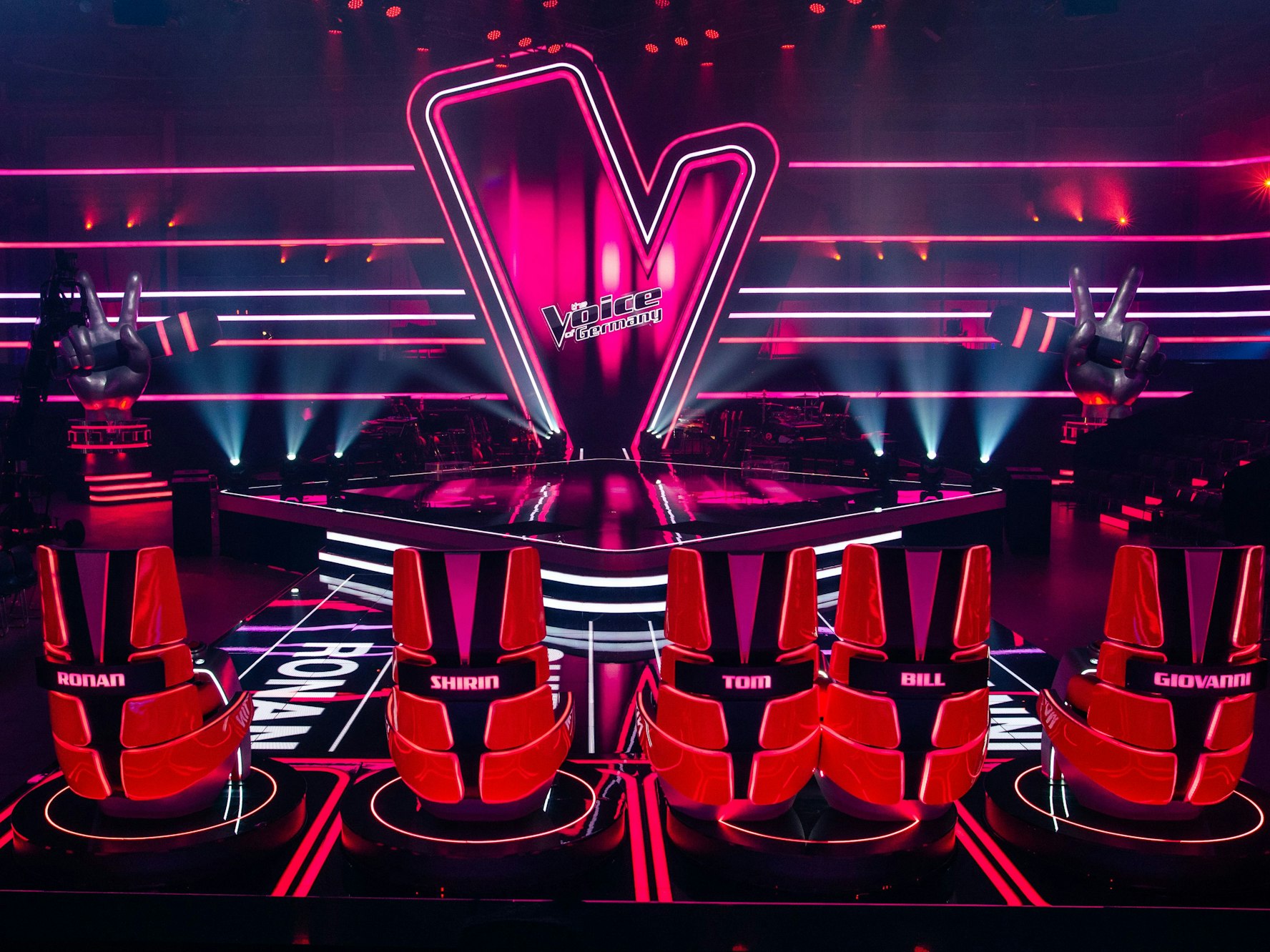 Die Vornamen der neuen Coaches von «The Voice of Germany» sind auf leuchtenden Stühlen in einem Studio zu sehen (undatierte Aufnahme).