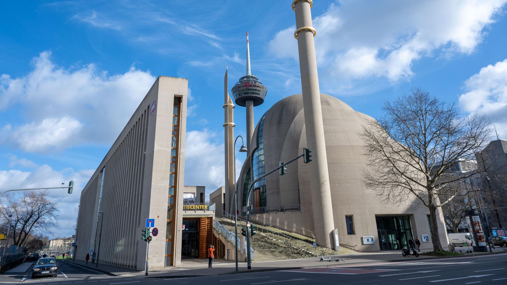 Blick von der Straße auf die Außenfassaden der Zentralmoschee in Köln-Ehrenfeld.