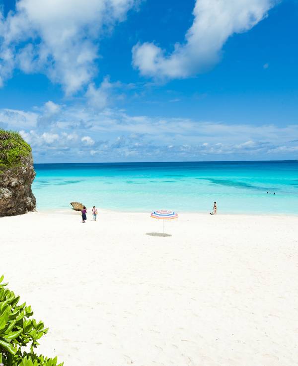 Der Sunayama Beach auf der japanischen Insel Miyako.