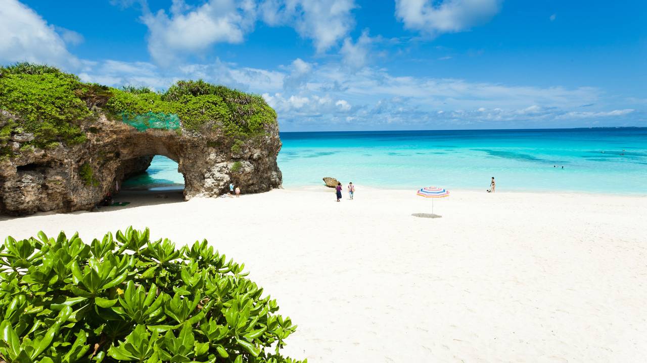 Der Sunayama Beach auf der japanischen Insel Miyako.