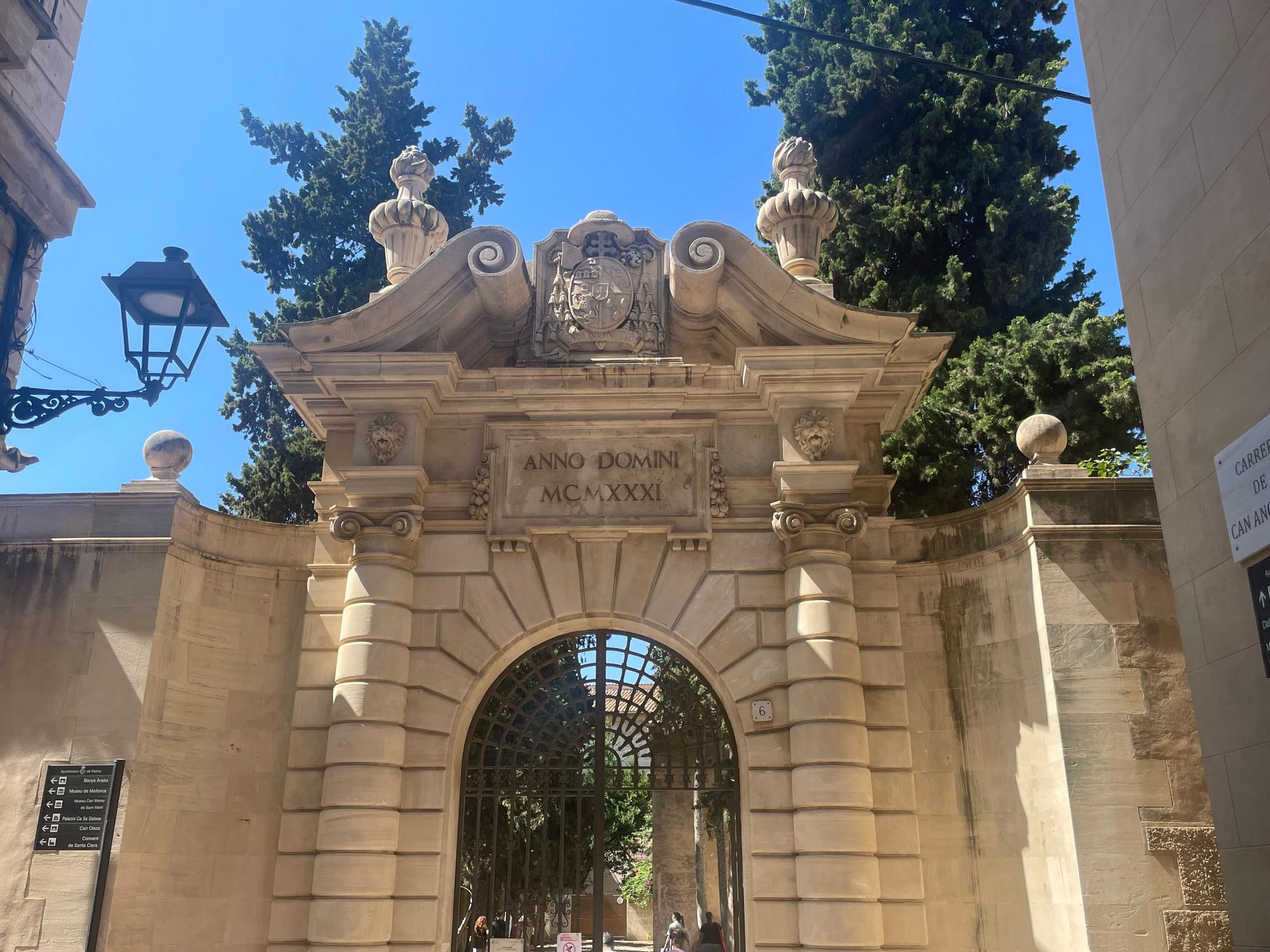 Das Eingangstor zum „Jardí des Bisbe“ in der Altstadt von Palma de Mallorca, aufgenommen am 6. Juni 2023.