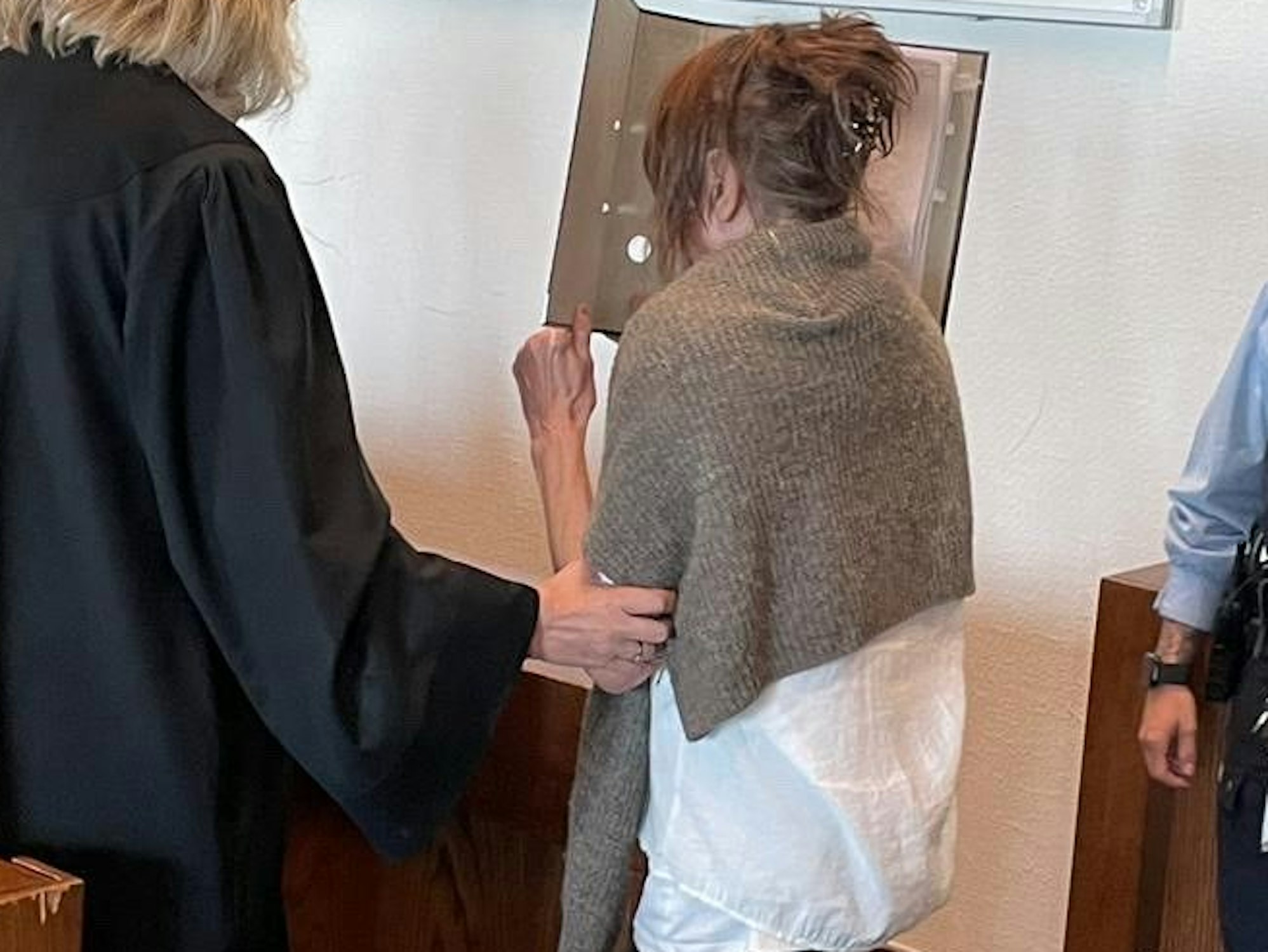 Die angeklagte Stadt-Mitarbeiterin wird auf die Anklagebank geführt.