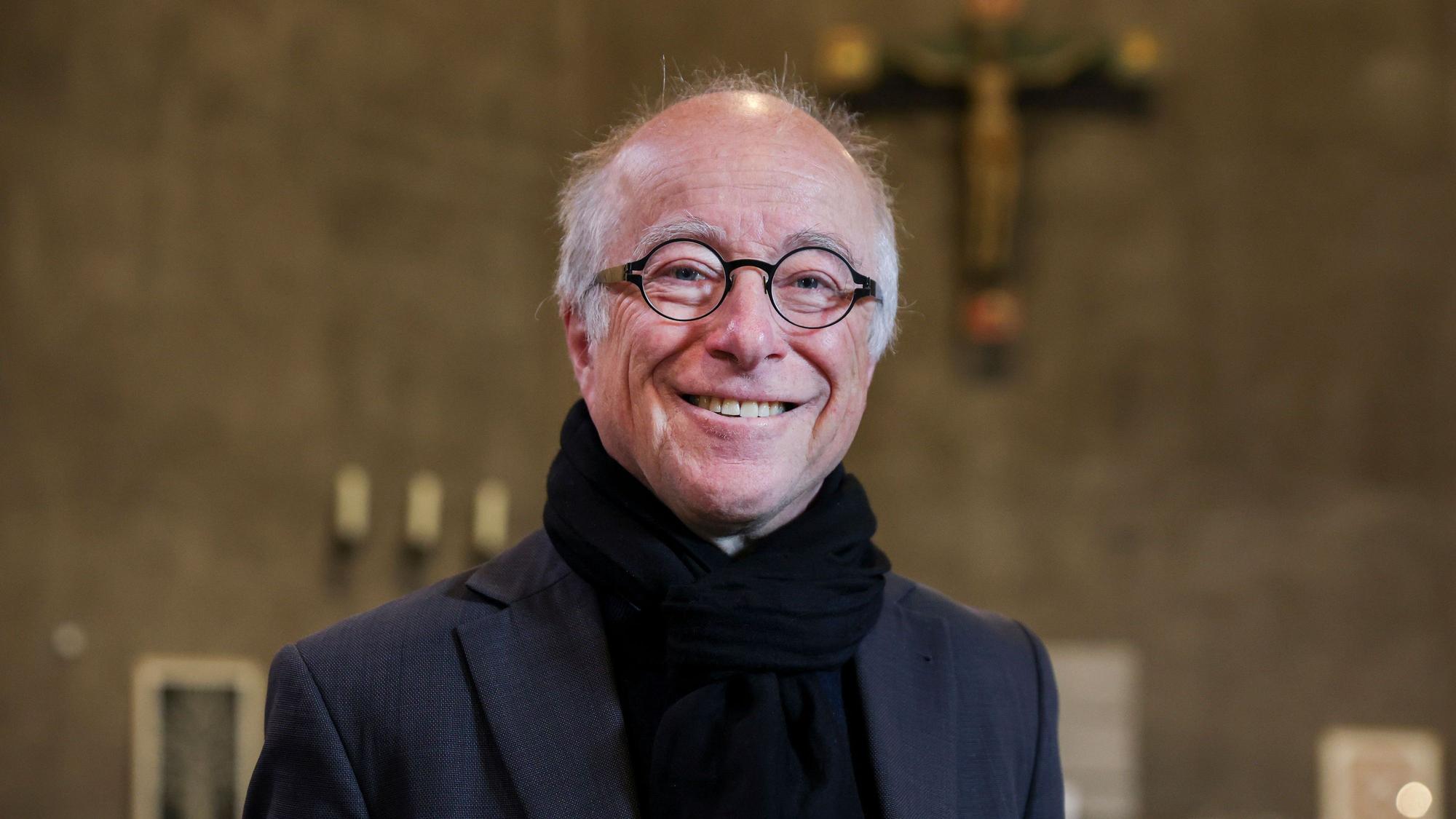 Architekt Paul Böhm lächelt in die Kamera.