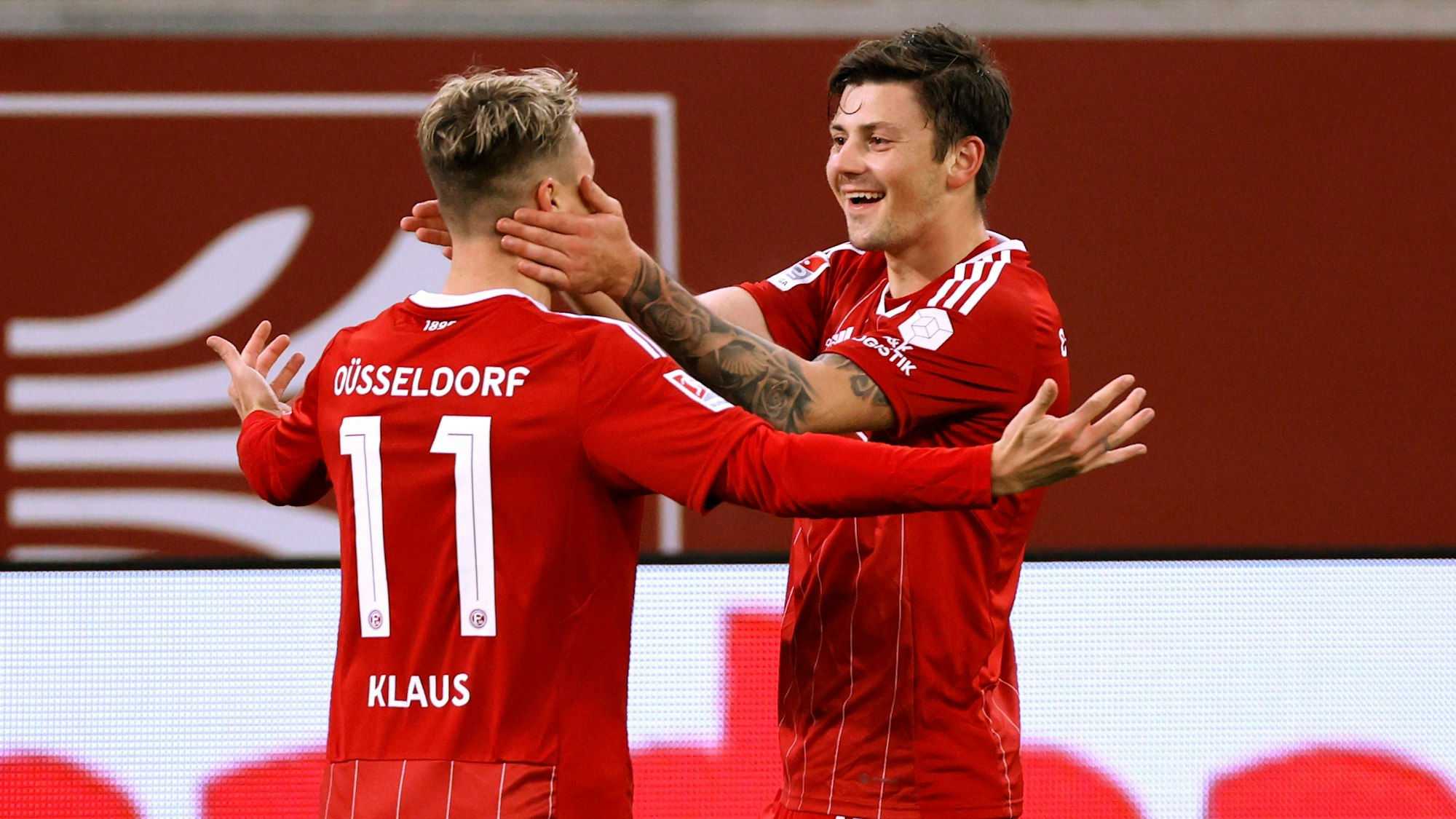 Dawid Kownacki (r.) und Felix Klaus jubeln gemeinsam am 27. Januar 2023 im Spiel gegen den 1. FC Magdeburg.