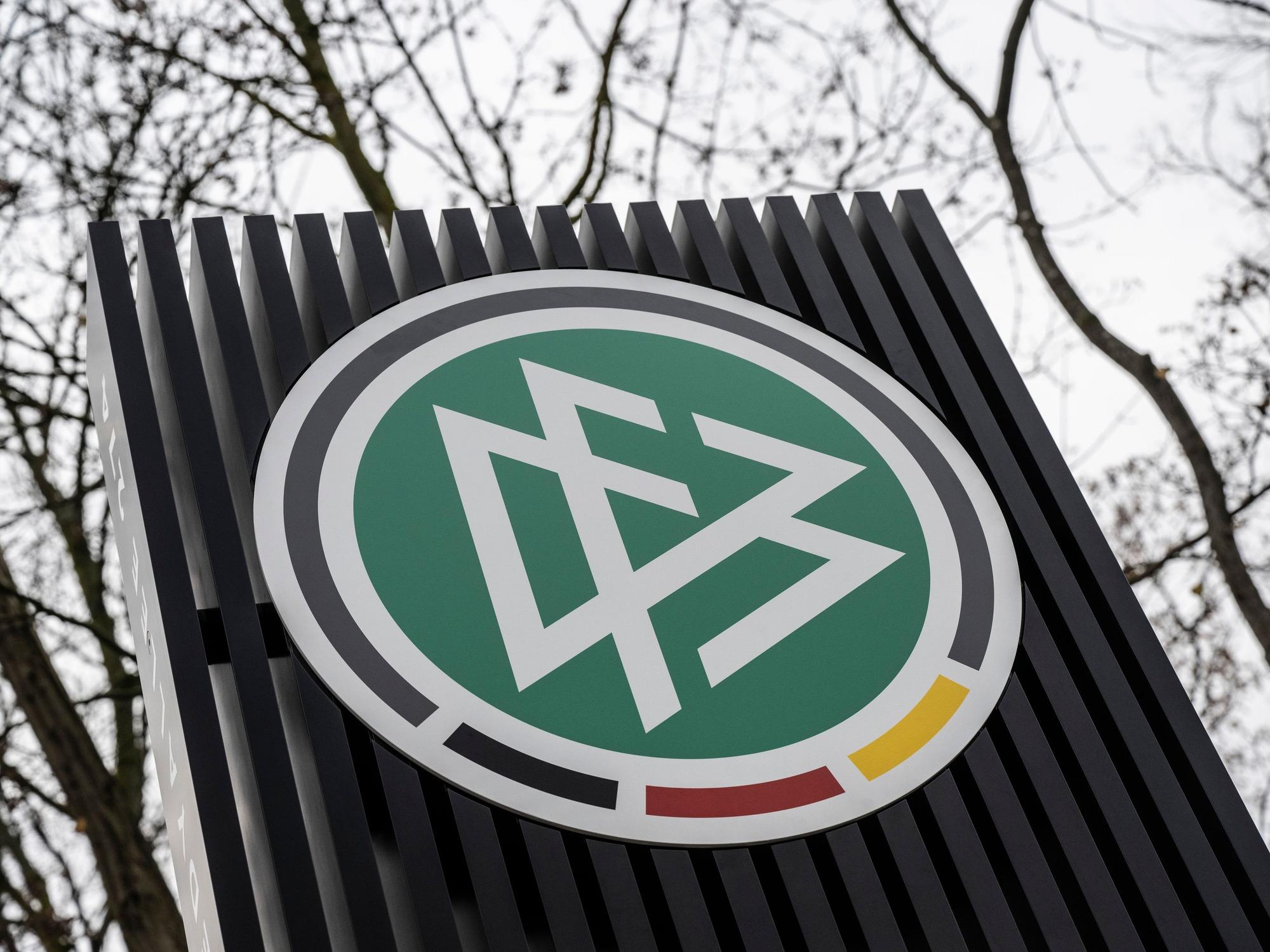 Das DFB-Logo an einer Zufahrt zum DFB-Campus in Frankfurt.