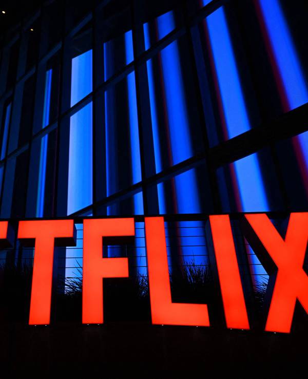 Netflix-Logo vor einem Theater in Los Angeles.