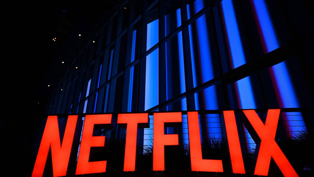Netflix-Logo vor einem Theater in Los Angeles.