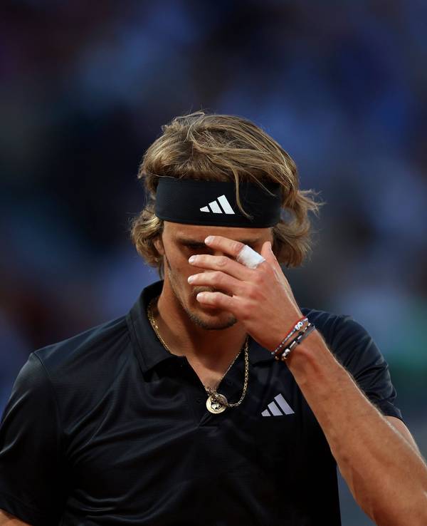 Alexander Zverev hält sich bei den French Open die Hände vors Gesicht.