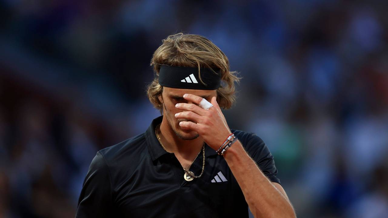 Alexander Zverev hält sich bei den French Open die Hände vors Gesicht.