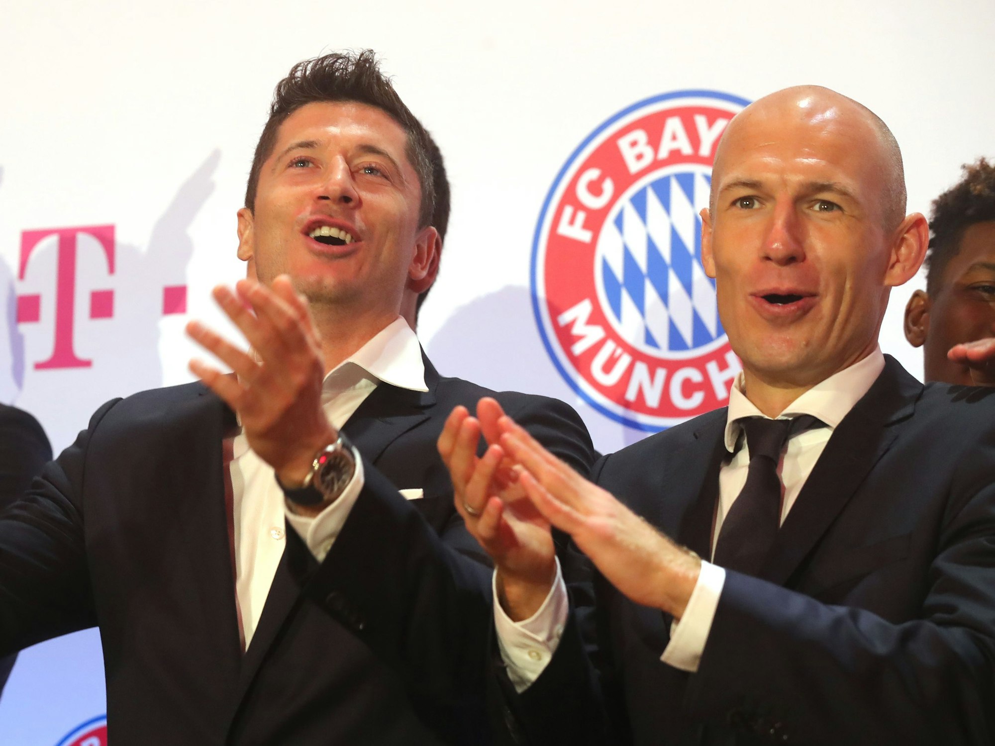 Robert Lewandowski und Arjen Robben nehmen in der Finalnacht 2019 am offiziellen Bankett des FC Bayern München teil.
