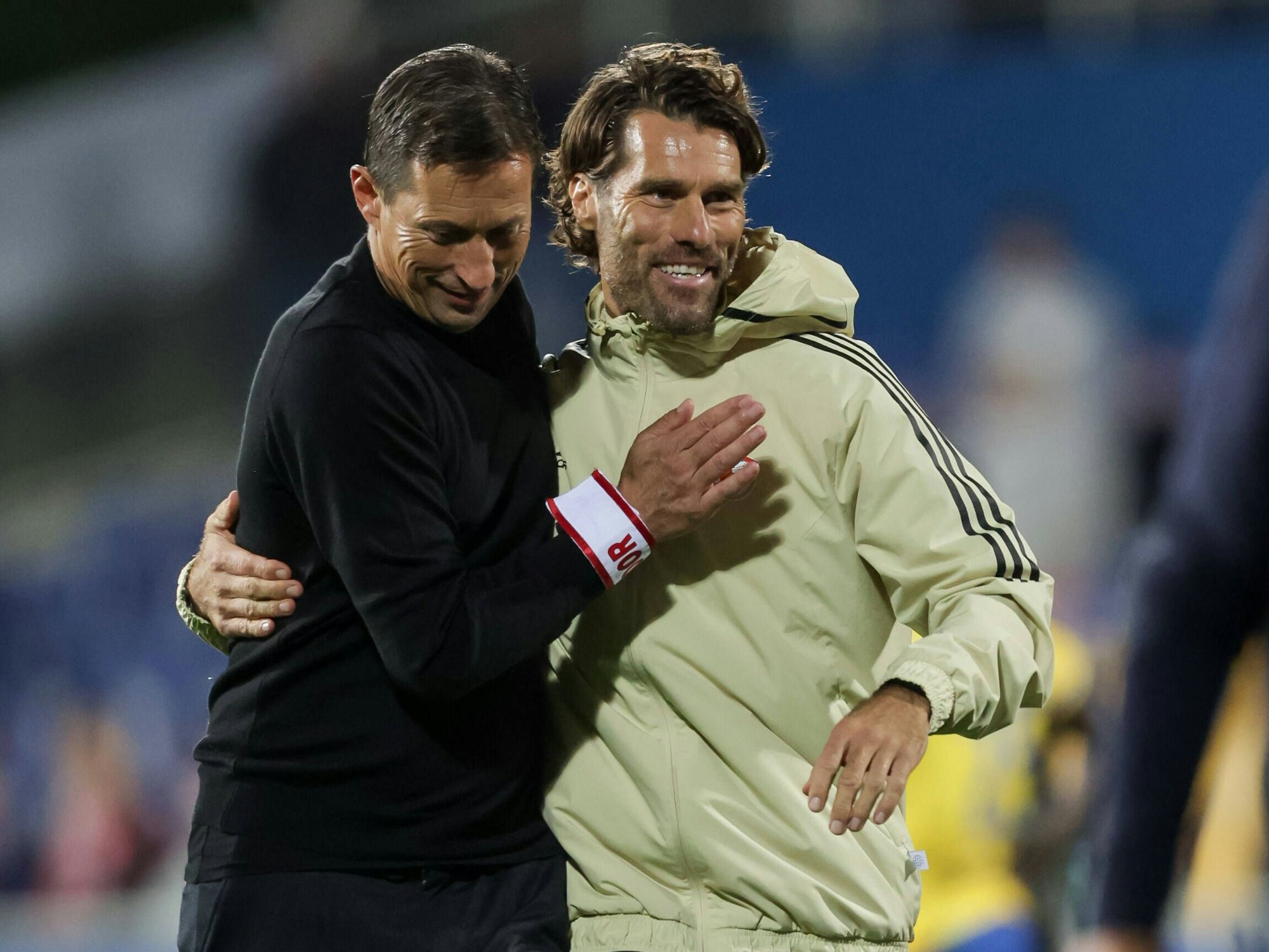 Roger Schmidt umarmt Yann-Benjamin Kugel.