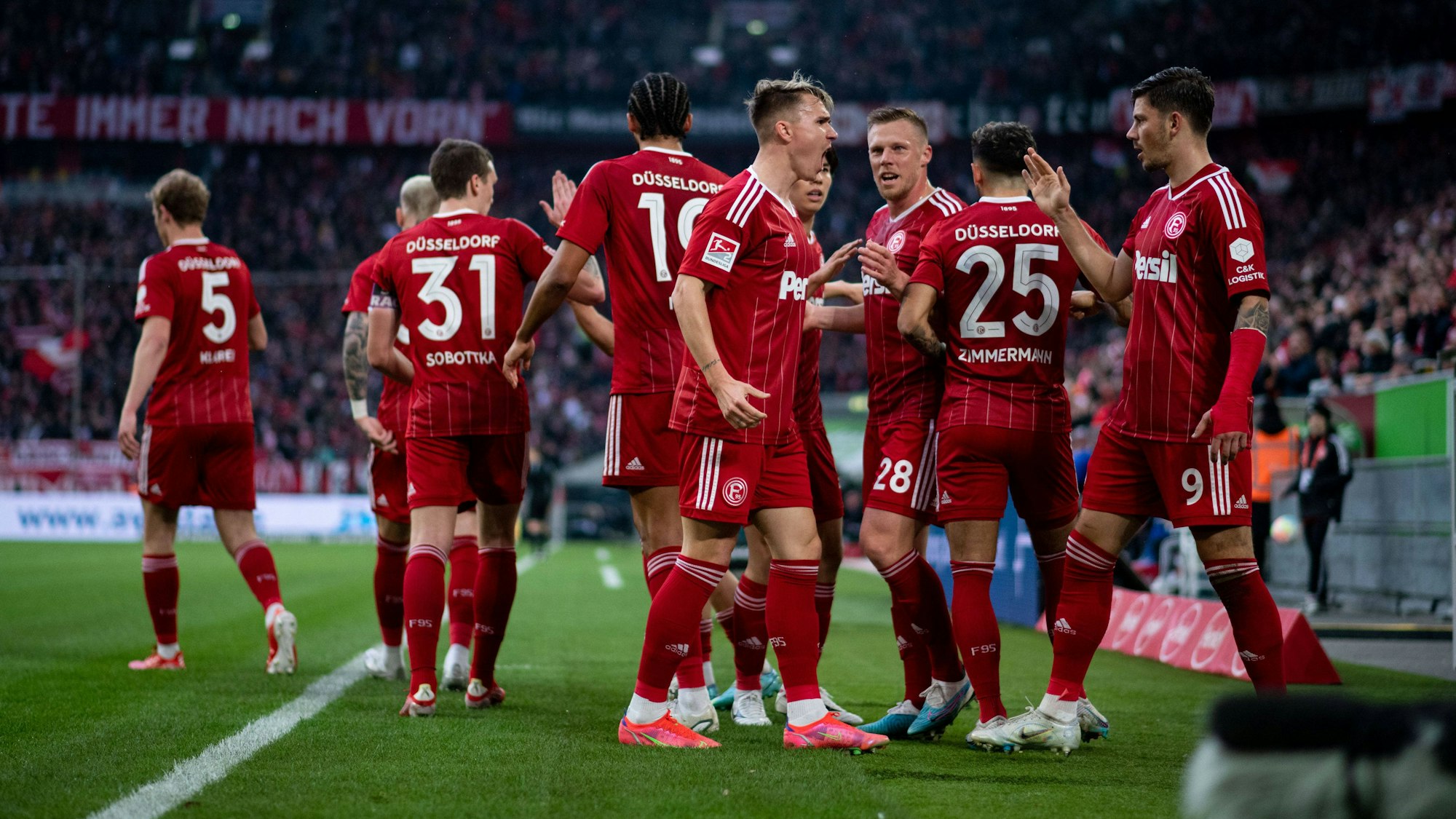 Die Spieler von Fortuna Düsseldorf jubeln am 31. März 2023 im Spiel gegen den Hamburger SV.