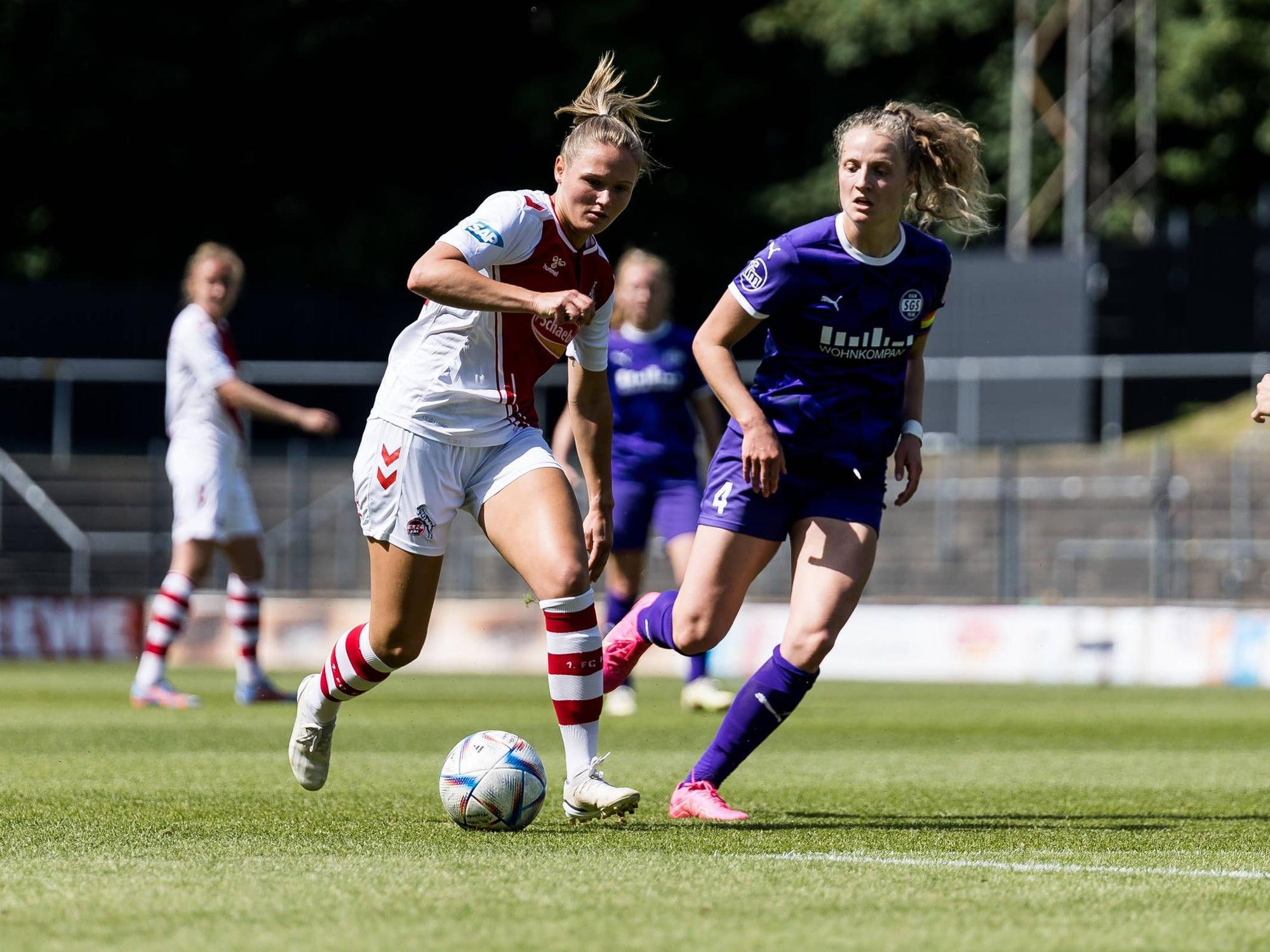 Marleen Schimmer behauptet den Ball gegen Nina Raecke.