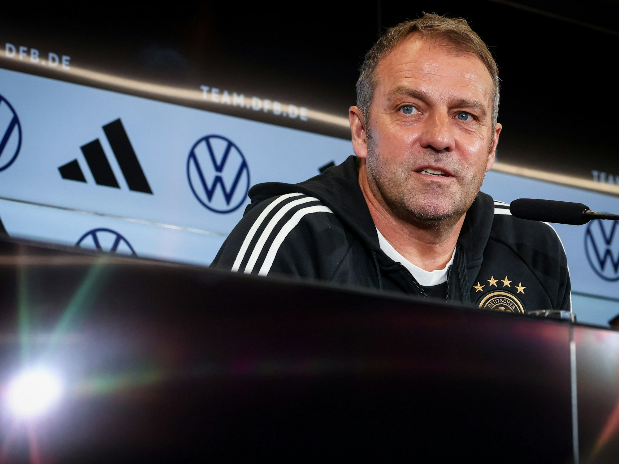 Bundestrainer Hansi Flick spricht auf einer Pressekonferenz der Nationalmannschaft auf dem DFB-Campus.