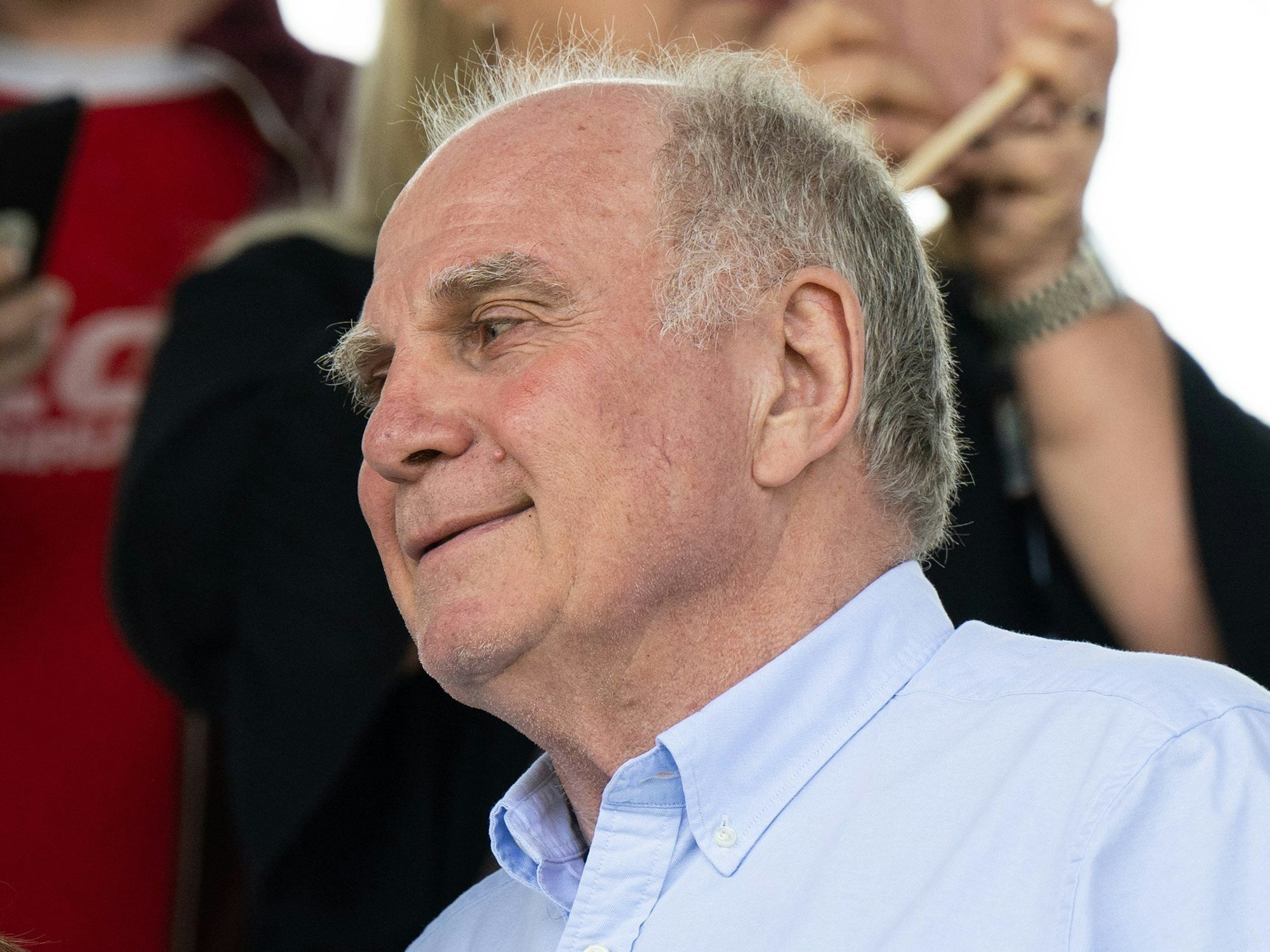Uli Hoeneß auf der Tribüne.