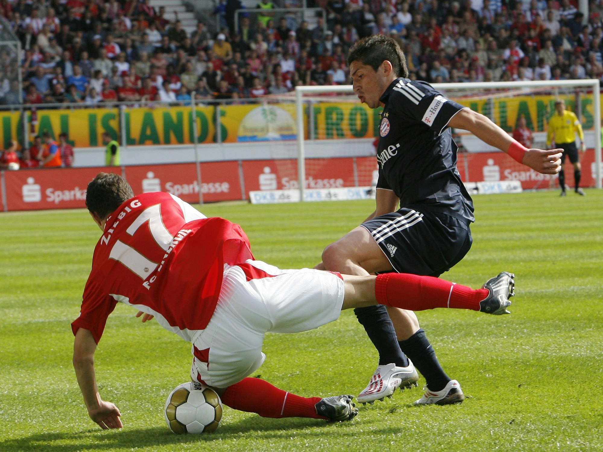 José Ernesto Sosa (Bayern, r) im Zweikampf mit Daniel Ziebig von Energie Cottbus.