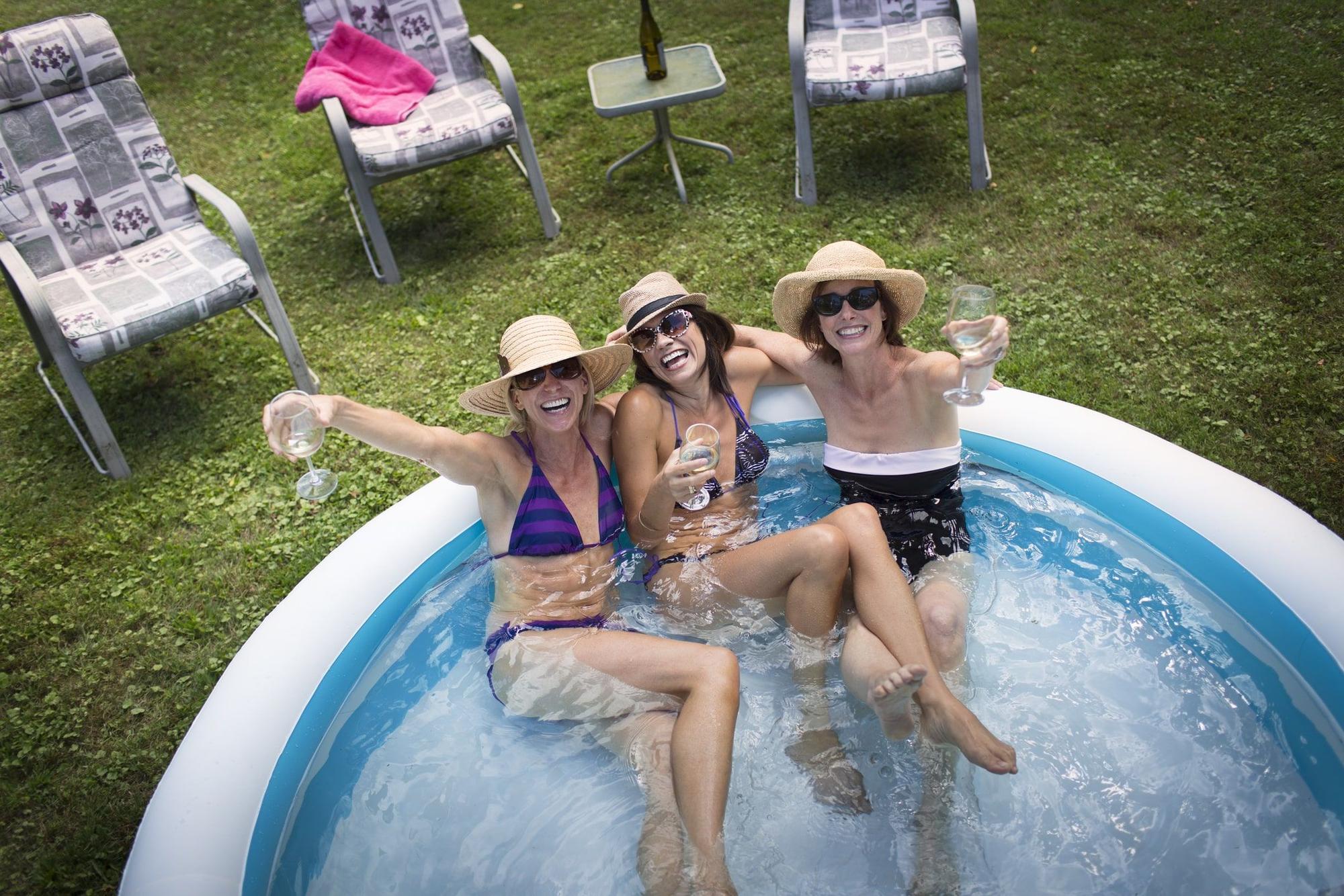 Drei Frauen im Planschbecken Pool