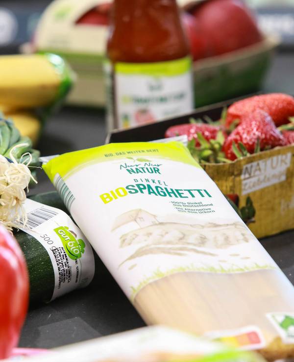 „Nur Nur Natur“-Lebensmittel auf einem Kassenband bei Aldi Süd.