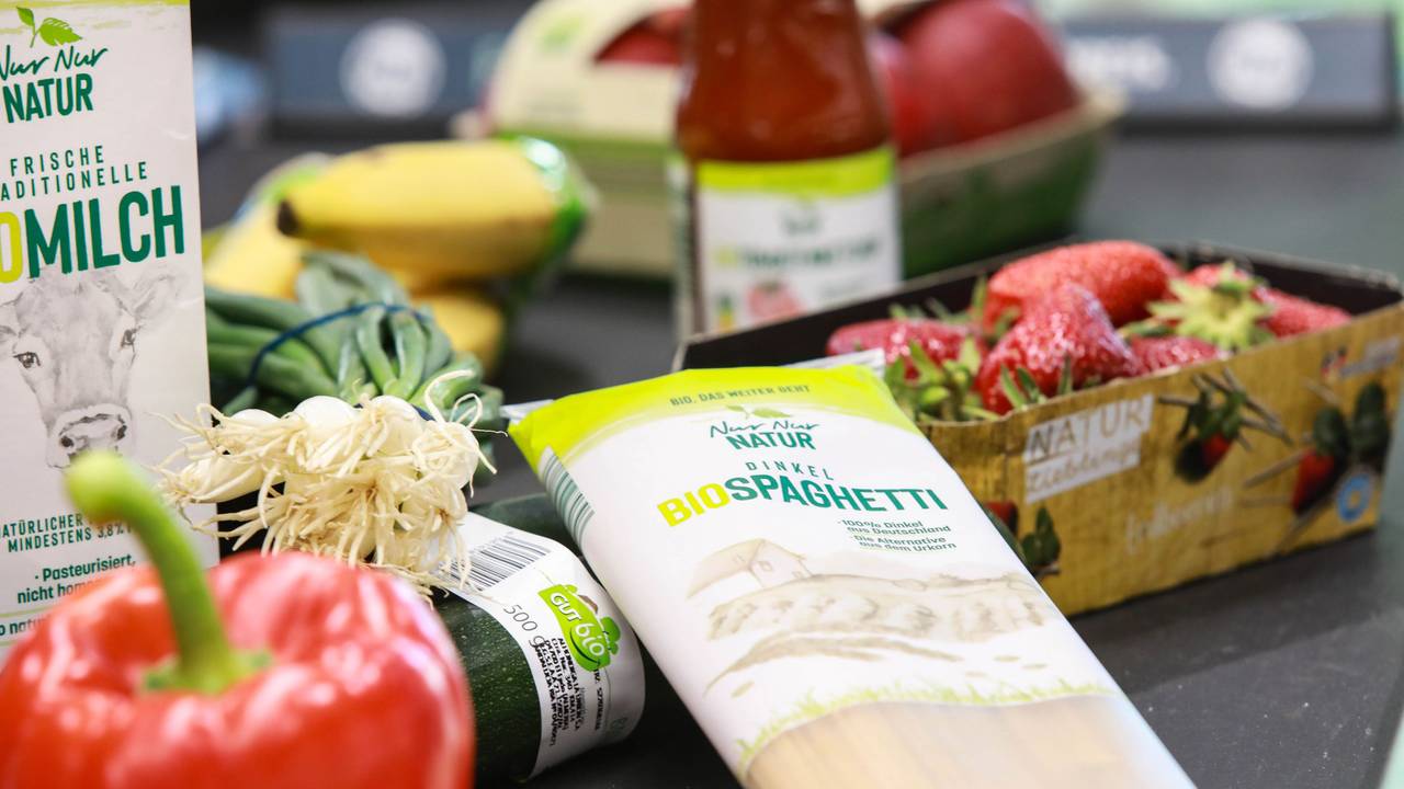 „Nur Nur Natur“-Lebensmittel auf einem Kassenband bei Aldi Süd.